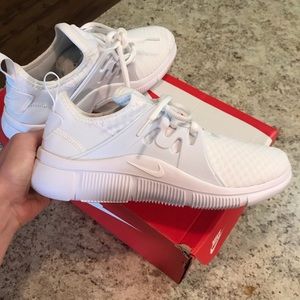 White Nike Acalme